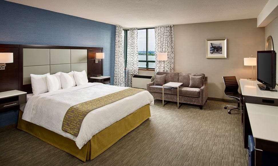 Waterfront Hotel Downtown Burlington Room photo